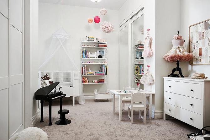 Scandinavian-children-room-with-small-piano-model